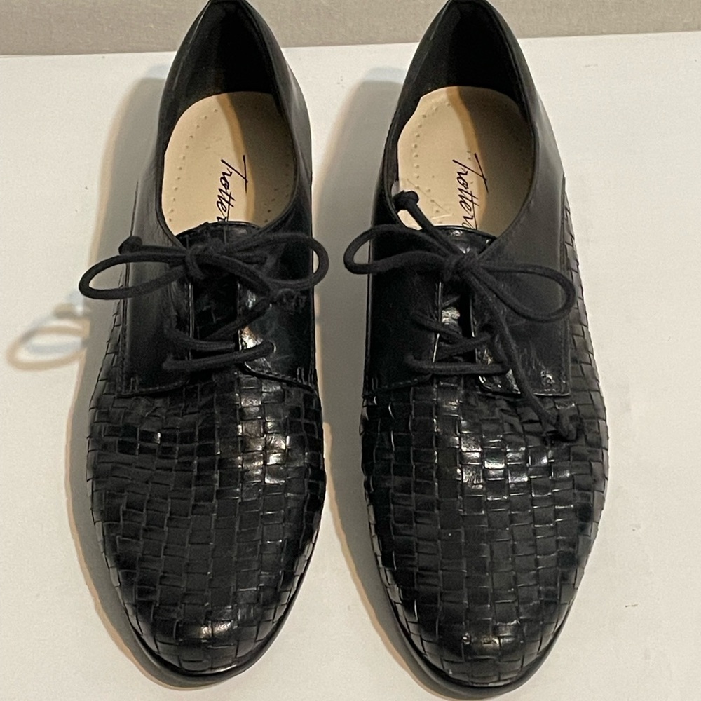 Trotters Oxford woven shoes, size,9